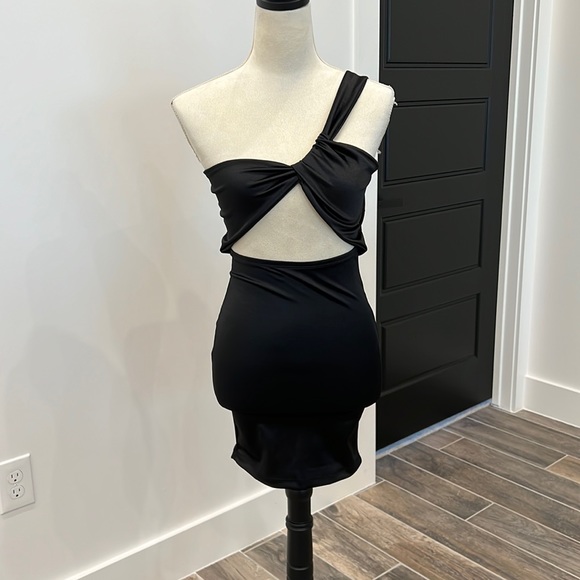 Dresses & Skirts - Sexy black one shoulder dress